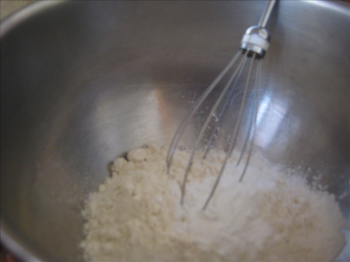 Mix the flour and baking powder in a bowl with the whisk or spoon.