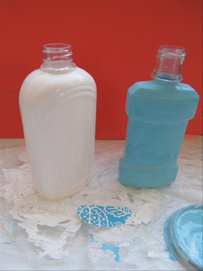 In this case, the towels are light blue and the paper has a light blue and white design
One bottle was painted white and the second was painted light blue.
*You can use any color you have and any combinations you like.
