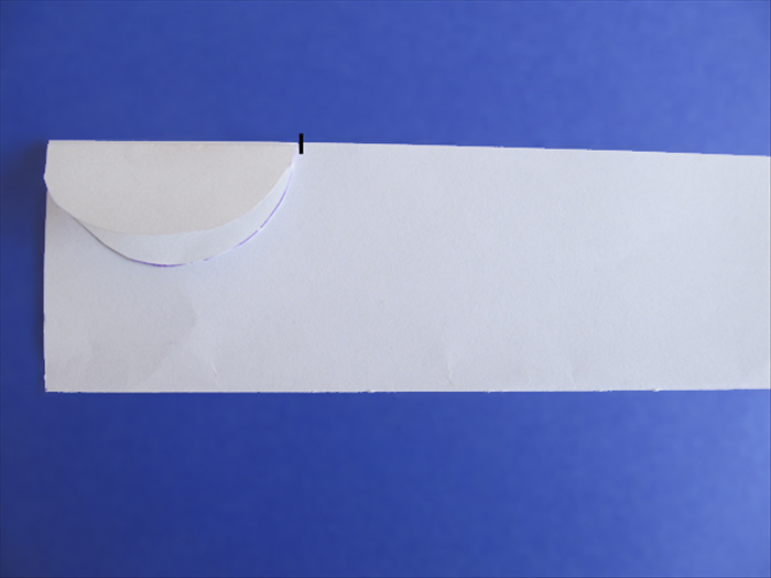 <p> Align the folded circle to the top left edge of the paper strip.</p> 
<p> Mark the right edge of the folded circle.</p> 
<p>  </p>
