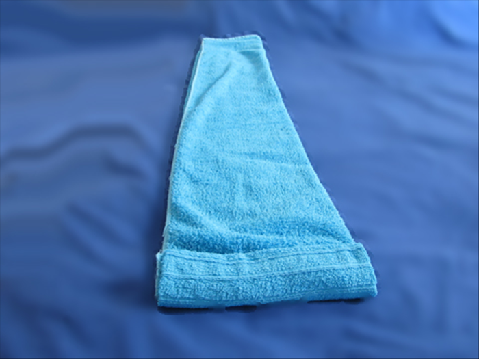 Rotate the towel so that the short edge is closest to you.
Make a small fold at the short edge and tightly roll up the towel.


