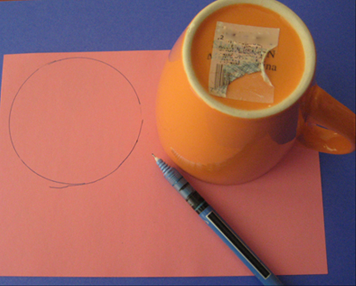 Choose the colored papers you want for the petals.
Use the coffee cup or glass to trace circles on the paper