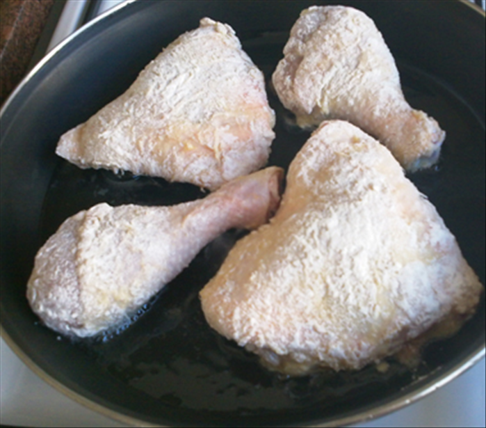 <p> Heat the 3 tablespoons oil, over low heat.</p> 
<p> Add the chicken pieces until they are browned on both sides.</p> 
<p> Remove the chicken from the pan.</p>