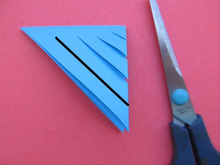 Make 4 or 5 slits at an equal distance from each other as shown in the picture
*Do not cut all the way to the end
