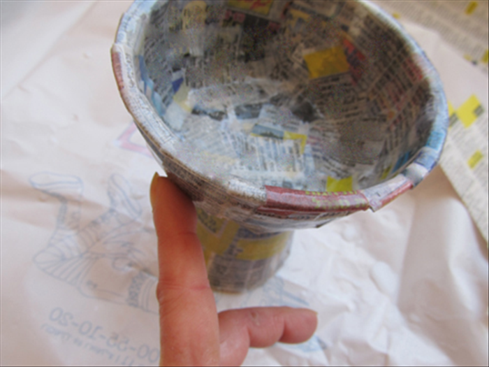 Cover the whole vase with a layer of strips and smooth them out with your finger,