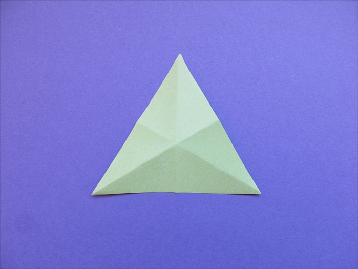 Materials:
1 square paper
Scissors
