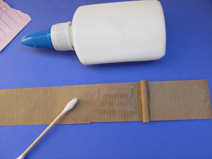 <p> Glue a paper roll next to the line marked on the long strip.</p> 
<p>  </p>