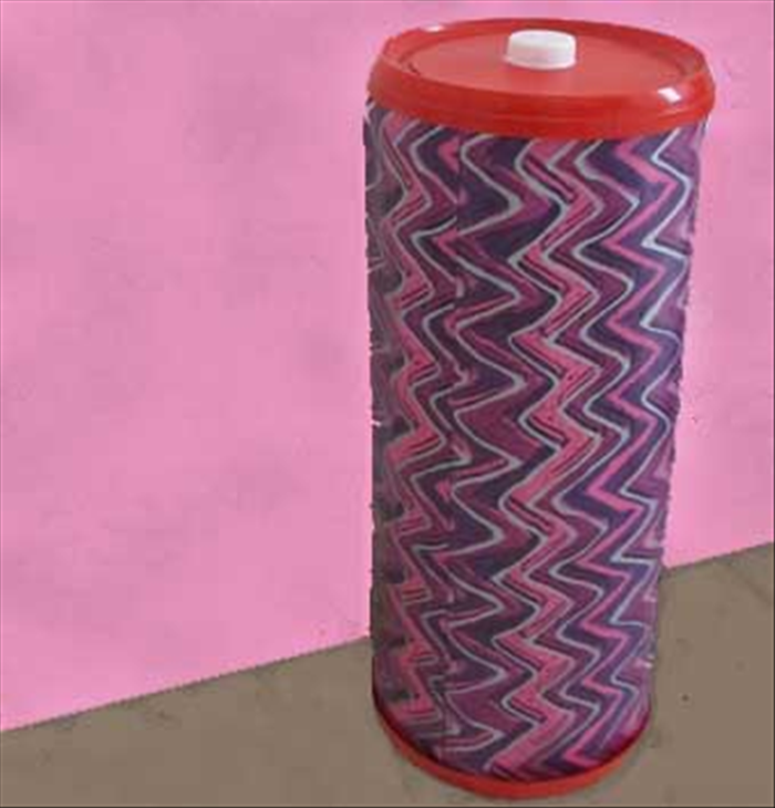Put the tube on one lid, fill it with toilet paper rolls and cover with the lid with the cap.

Your pretty container is ready for your convenience and to decorate your bathroom!
