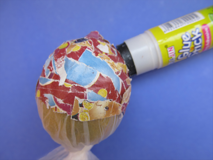 Cover the lemon more than half way down.
When you have finished a layer all around smear glue over the paper
