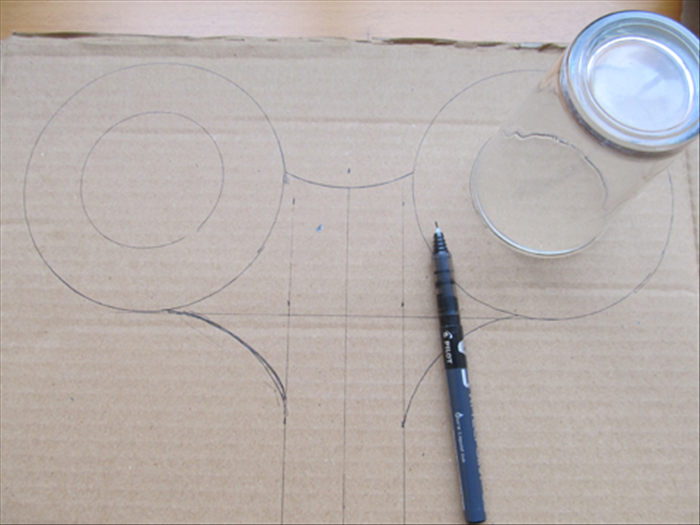 Trace the glass in the center of both circles
The drawing of the key is finished.
Cut it out along the outer lines of the key
