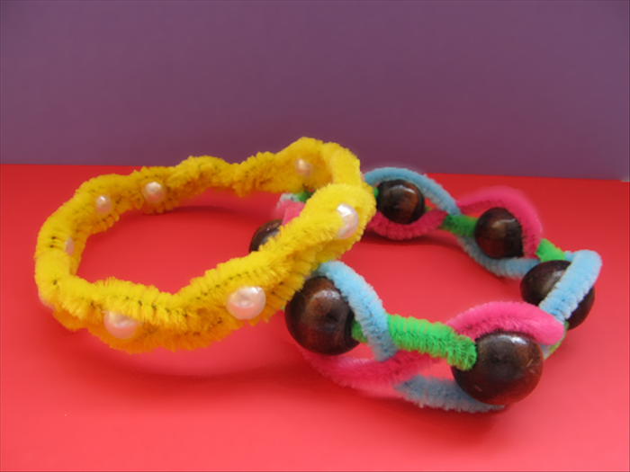 Materials:
3 pipe cleaners
Beads

